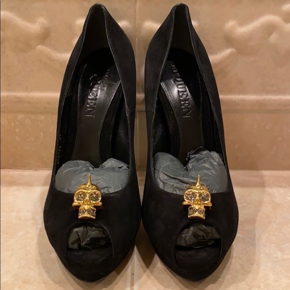Alexander McQueen Black Velour Peep Toe Pumps 41 NIB Gold Skull Hardware - Picture 1 of 10